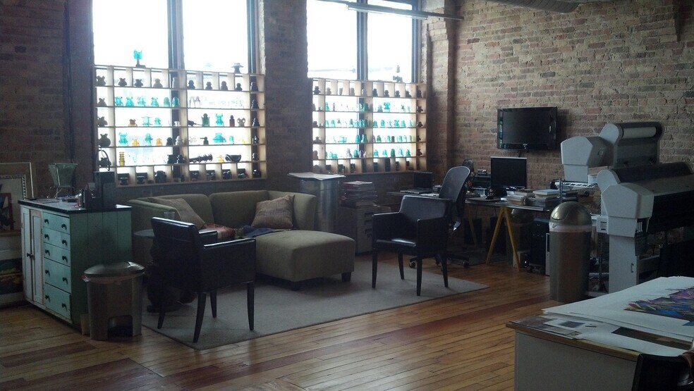 More Photos Of 333 N Oakley Blvd, Chicago Light Distribution For Lease