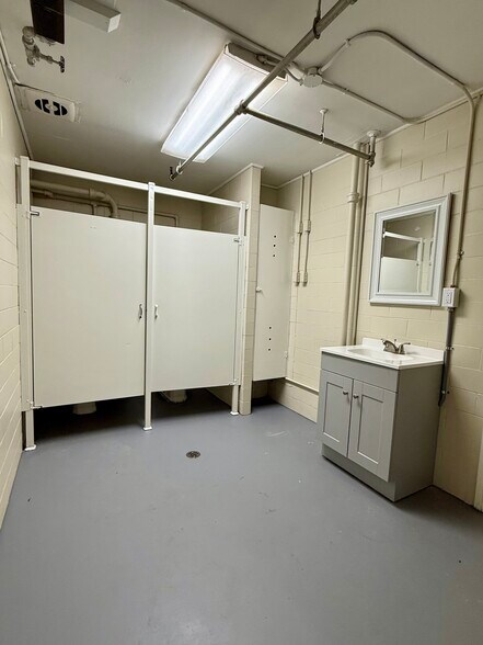 More Photos Of 911 15th St, Columbus Warehouse For Lease