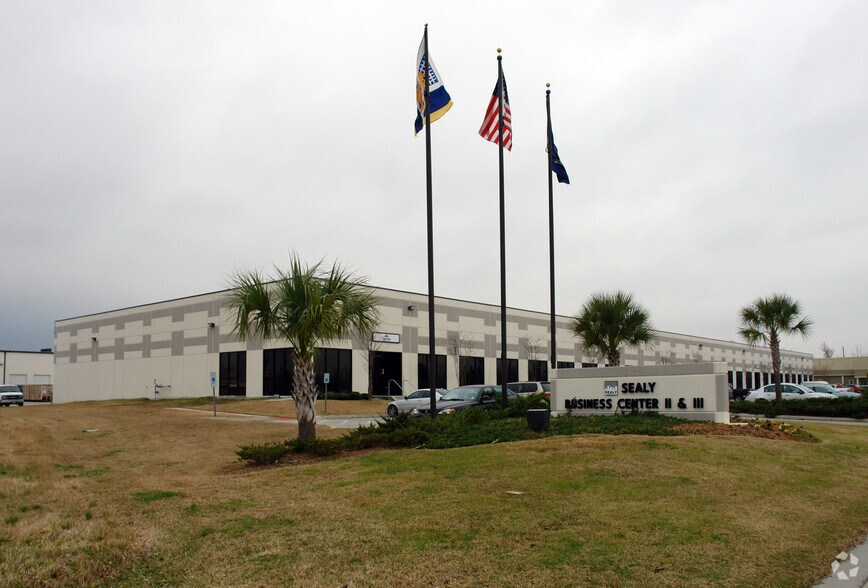 More Photos Of 110 Widgeon Dr, Saint Rose Warehouse For Lease