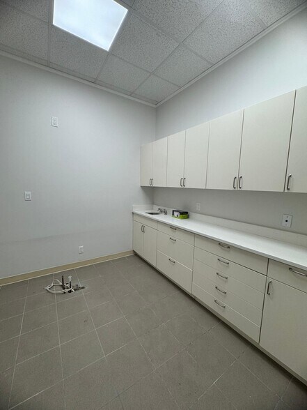 More Photos Of 1432 Hylan Blvd, Staten Island Medical For Lease