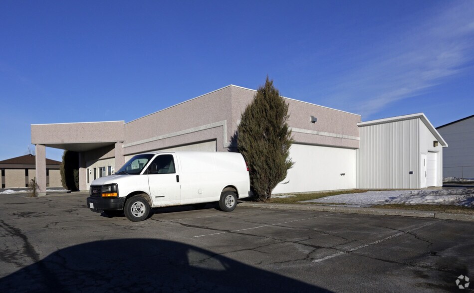 Primary Photo Of 189 Bay St, Russell Showroom For Sale