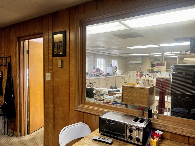 More Photos Of 824 Iowa St, Salem Medical For Sale