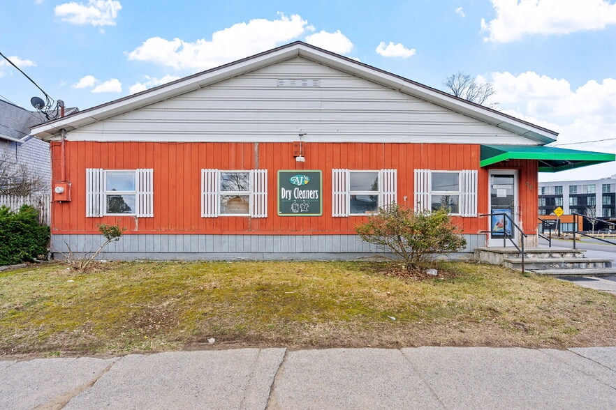 More Photos Of 48 Lincoln Ave, Saratoga Springs Freestanding For Sale