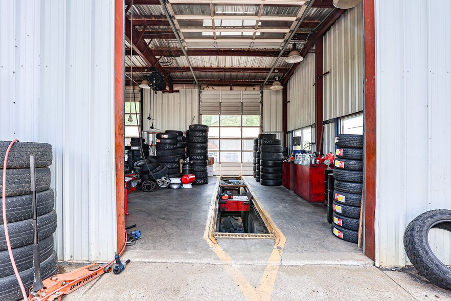 More Photos Of 430 US-62 E, Eddyville Auto Repair For Sale