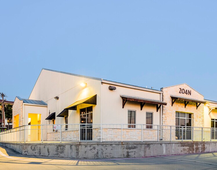 More Photos Of 202-204 N Dooley St, Grapevine Office For Lease