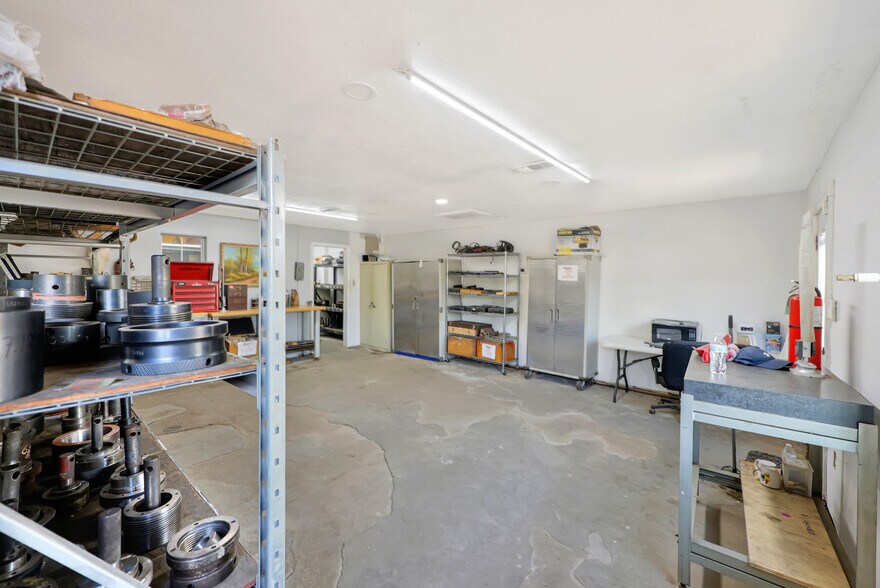 More Photos Of 16911 Pickering Rd, Conroe Warehouse For Sale