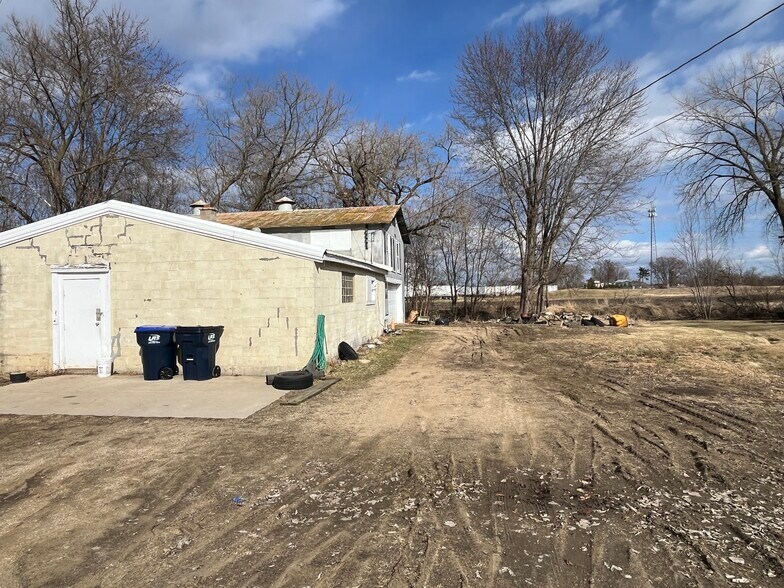 More Photos Of N3830 River Rd, Columbus Light Manufacturing For Sale