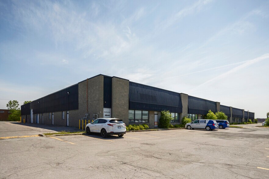 More Photos Of 2789-2855 Boul Le Corbusier, Laval Warehouse For Lease