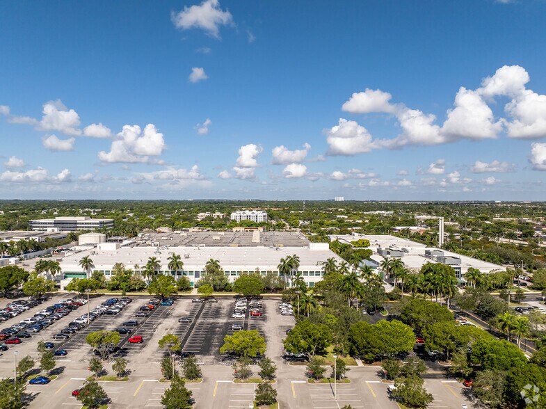 More Photos Of 7500 W Sunrise Blvd, Plantation Distribution For Lease