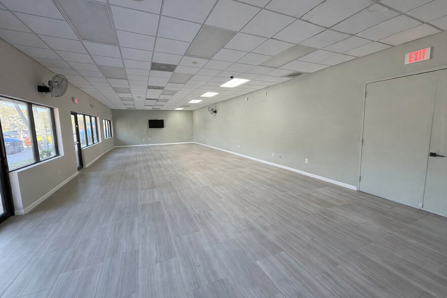 More Photos Of 11300-11354 Wiles Rd, Coral Springs General Retail For Lease