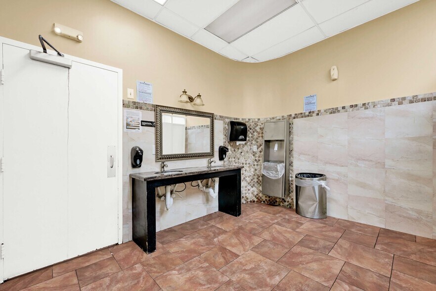 More Photos Of 1055 Bay Area Blvd, Houston Restaurant For Sale