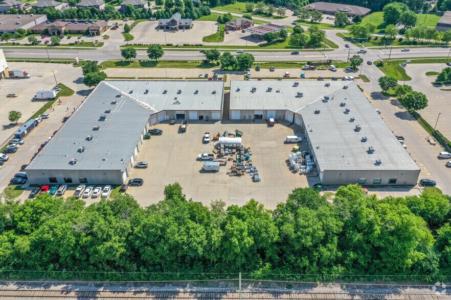 More Photos Of 3946-3998 NW Urbandale Dr, Urbandale Light Distribution For Lease