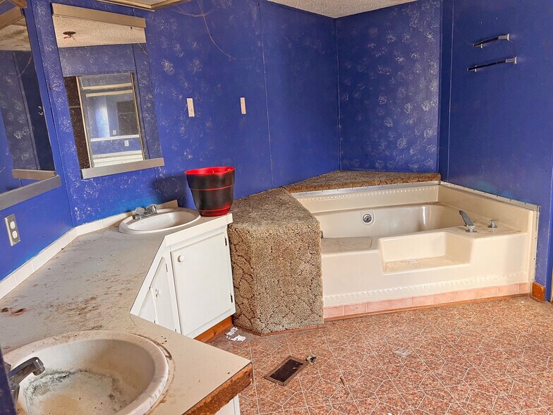 More Photos Of 3268 - 3244 River Fork Rd, Waterloo Bar For Sale