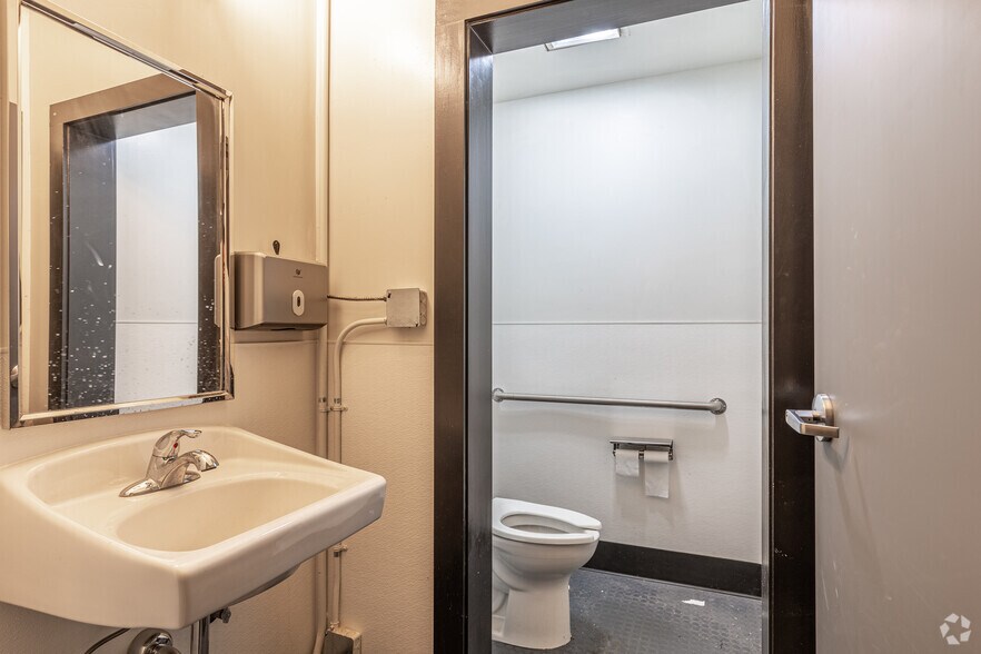 More Photos Of 10-20 NW 16th Ave, Portland Apartments For Lease