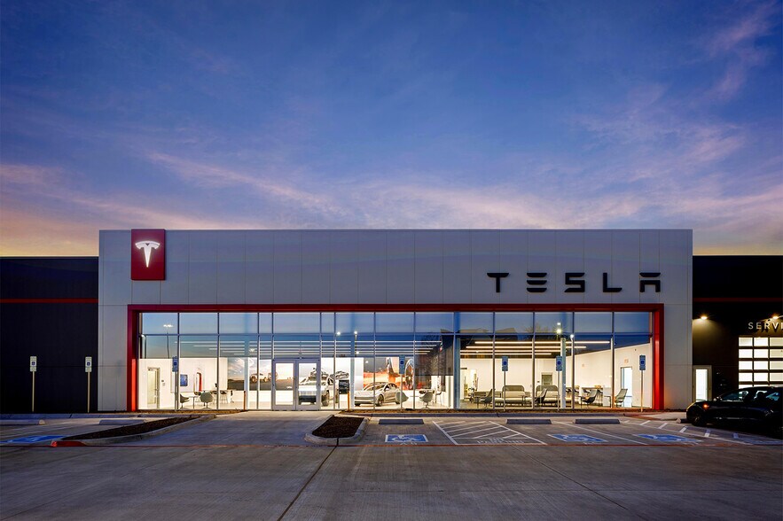 More Photos Of 5812 North Fwy, Fort Worth General Retail For Sale