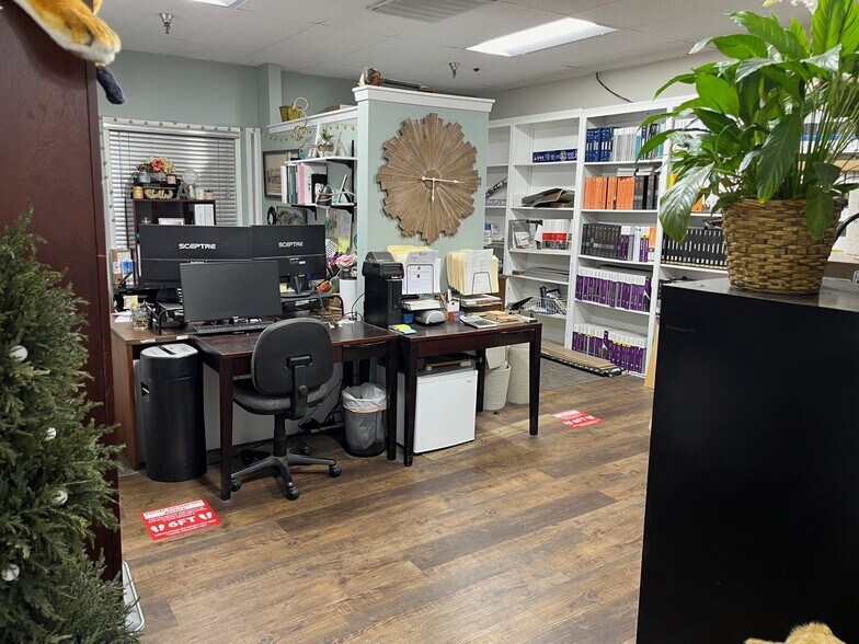 More Photos Of 2448-2452 N Clovis Ave, Fresno Showroom For Sale