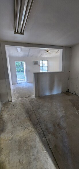 More Photos Of 284 S Center St, Pierson Auto Repair For Lease