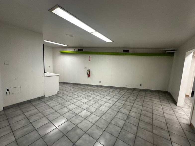 More Photos Of 395 Westbury Blvd, Hempstead Warehouse For Lease