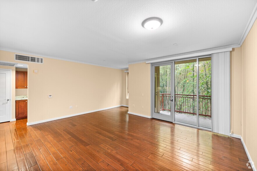 More Photos Of 16110 Ventura Blvd, Encino Apartments For Lease