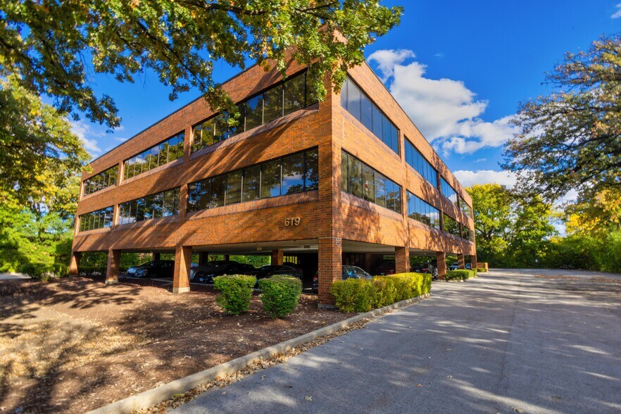 More Photos Of 619 Enterprise Dr, Oak Brook Medical For Lease