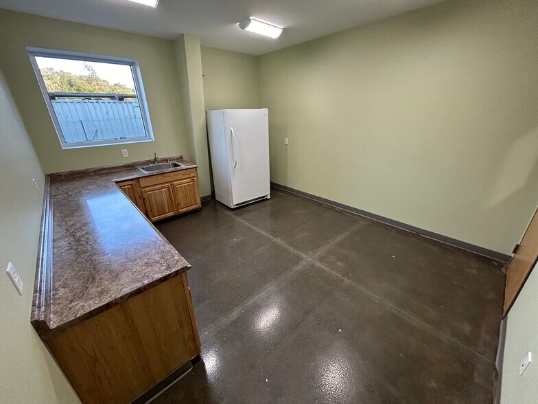 More Photos Of 140 Grove Ct, Healdsburg Manufacturing For Lease