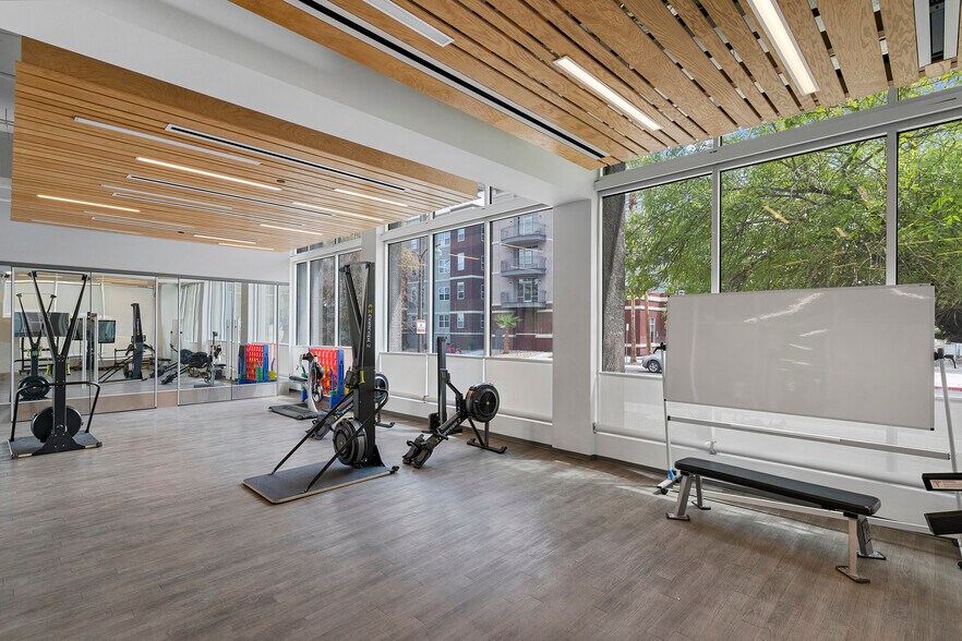 More Photos Of 701 Bridger Ave, Las Vegas Office For Sale
