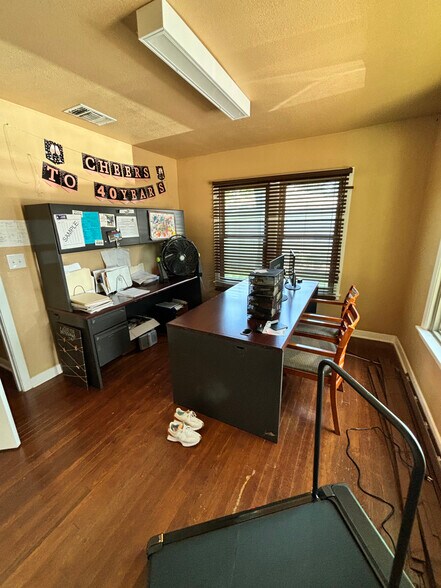 More Photos Of 1428 N Walnut Ave, New Braunfels Office For Sale
