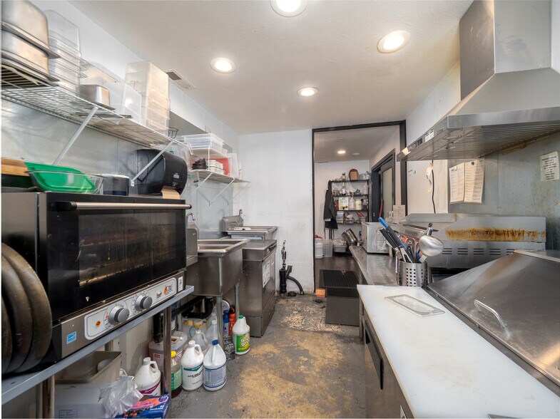 More Photos Of 503 E 1st St, Newberg Storefront For Sale