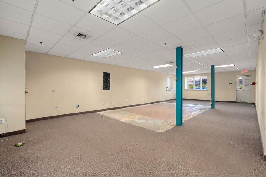 More Photos Of 109 Talcott Rd, West Hartford Manufacturing For Sale