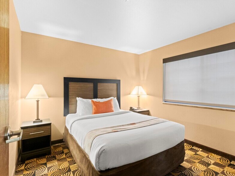 More Photos Of 1001 W College, Oak Creek Hotel For Sale