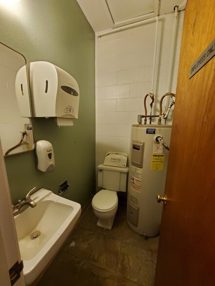 More Photos Of 1343-1353 W Main St, Merced General Retail For Sale
