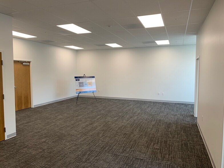 More Photos Of 14661 Jetport Loop, Fort Myers Unknown For Lease