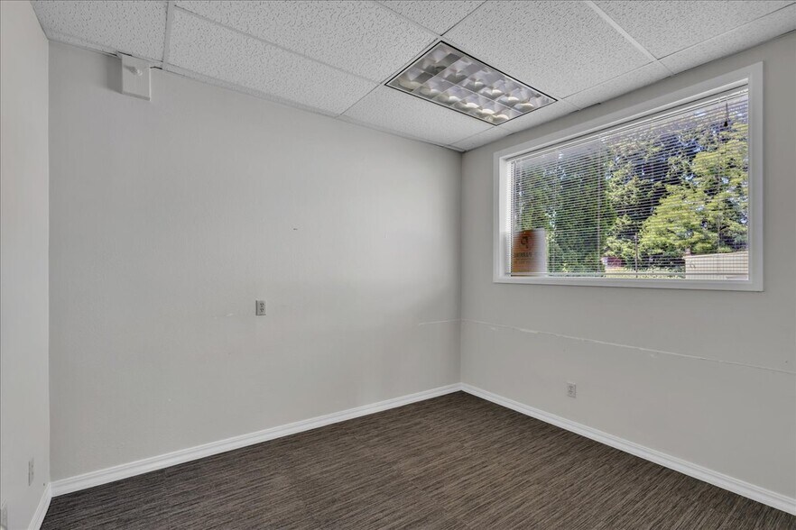 More Photos Of 3701 W G St, Bremerton Service For Sale