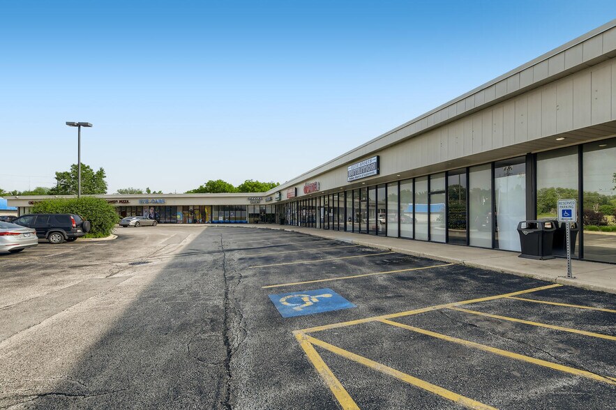 More Photos Of 805-845 N Roselle Rd, Schaumburg Unknown For Lease