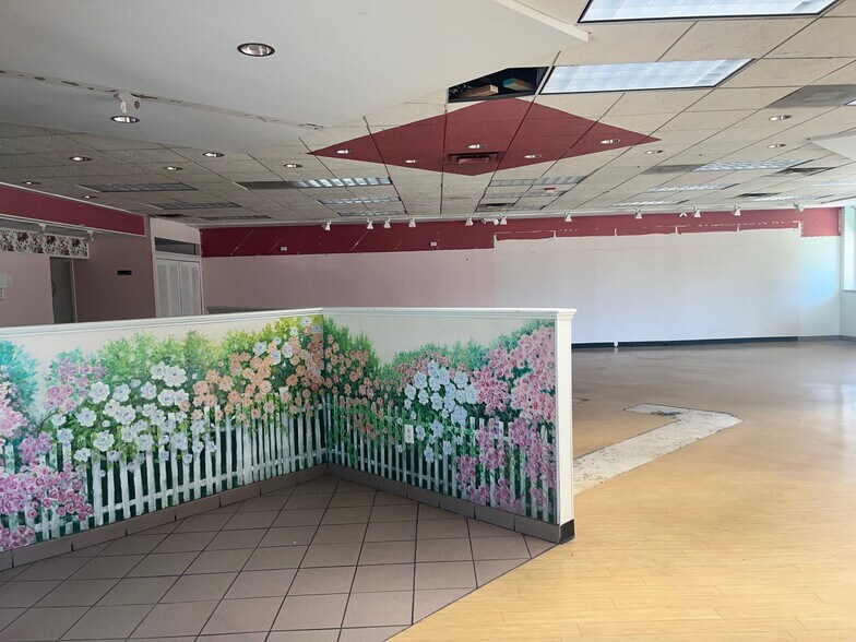 More Photos Of 590 Dover Center Rd, Bay Village Storefront For Lease