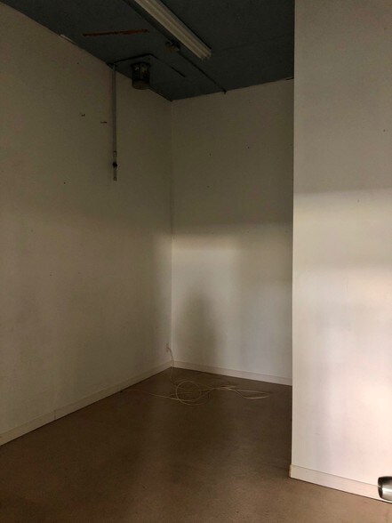 More Photos Of 1390-1400 Plains Rd E, Burlington General Retail For Lease