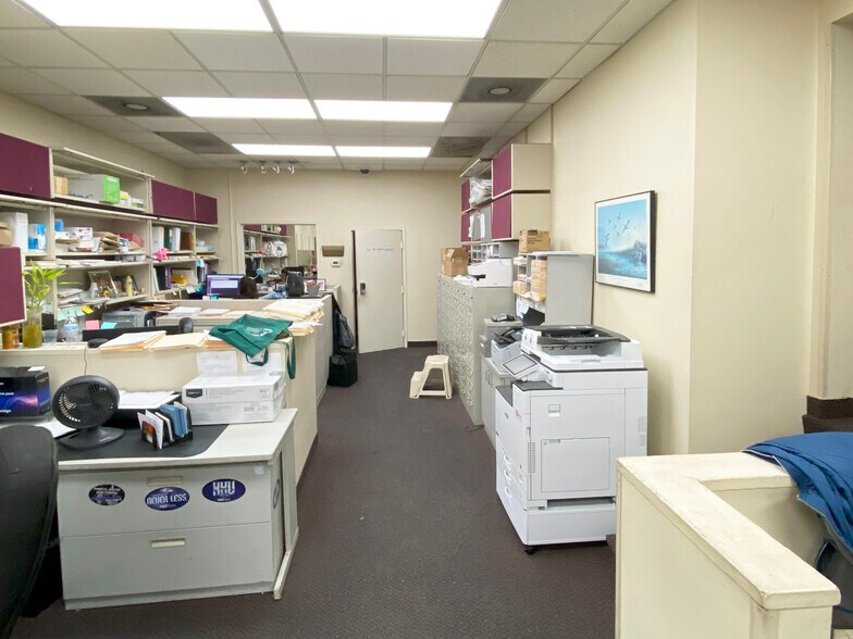 More Photos Of 214 E Lexington St, Baltimore Office For Sale