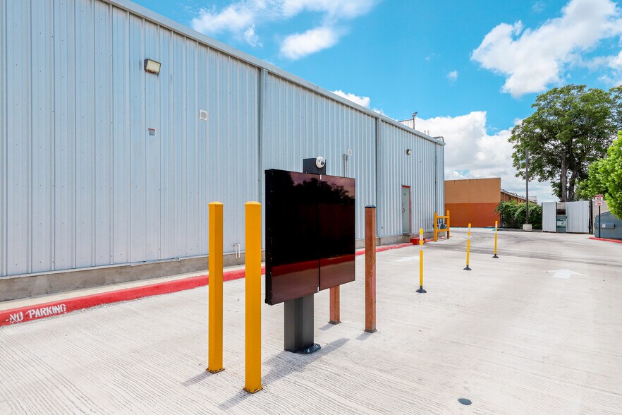 More Photos Of 1427 Bandera Rd, San Antonio Storefront For Lease