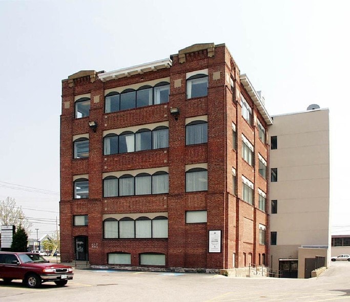 More Photos Of 228 Maple St, Manchester Office For Lease