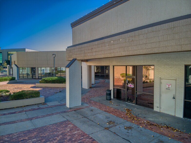 More Photos Of 2120-2140 N Woodlawn St, Wichita Unknown For Lease