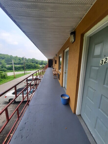 More Photos Of 124 Woods Ave, Caryville Hotel For Sale