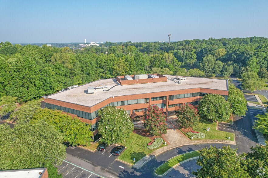 More Photos Of 5024 Parkway Plaza Blvd, Charlotte Office For Sale