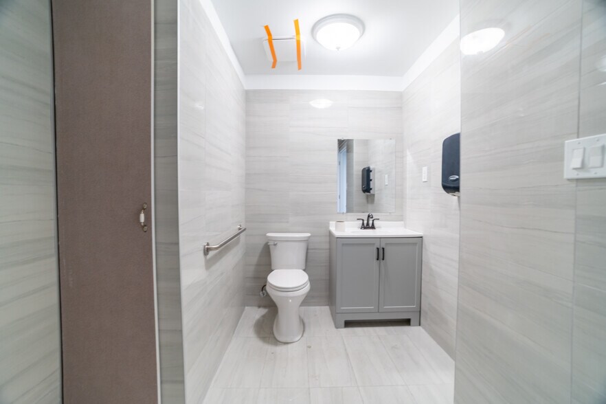 More Photos Of 125-127 Byassee Dr, Hazelwood Warehouse For Lease