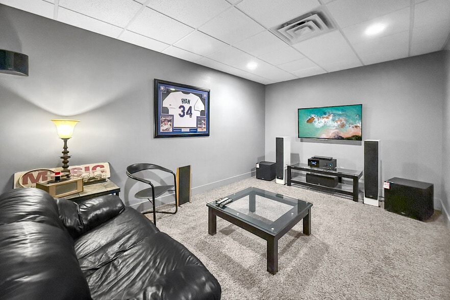 More Photos Of 2212 Ingersoll Ave, Des Moines Freestanding For Sale