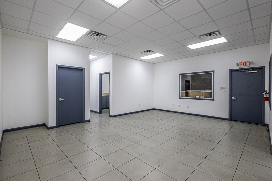 More Photos Of 13806 N Unitec Dr, Laredo Warehouse For Lease