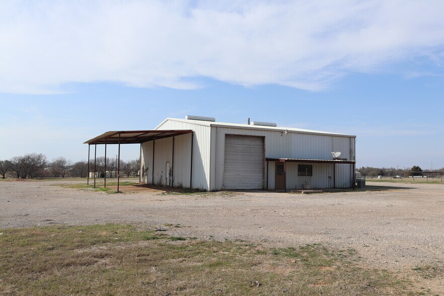 More Photos Of 604 US Highway 287 S, Henrietta Flex For Sale