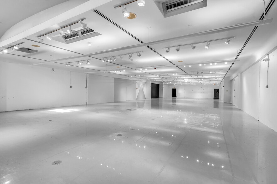 More Photos Of 721 Collins Ave, Miami Beach Storefront For Sale