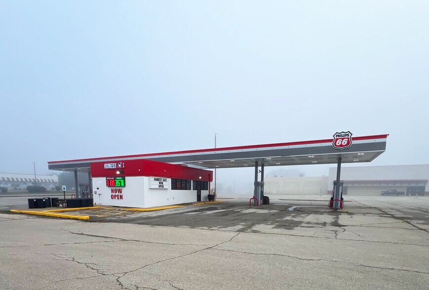 Primary Photo Of 1498 Pershing rd, Decatur Service Station For Lease