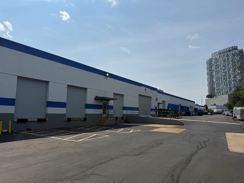 More Photos Of 8520-8528 Tyco Rd, Vienna Light Distribution For Lease