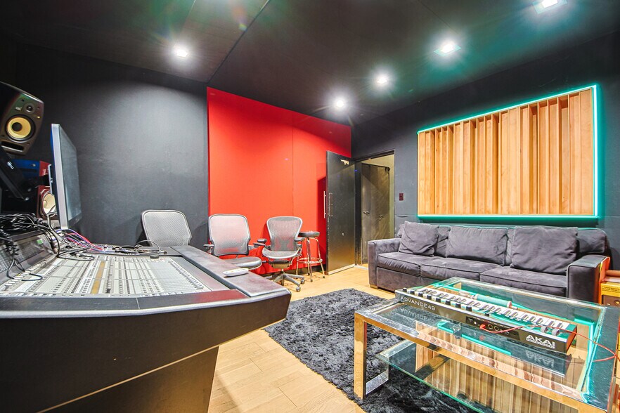 More Photos Of 10800 Ventura Blvd, Studio City Loft Creative Space For Lease